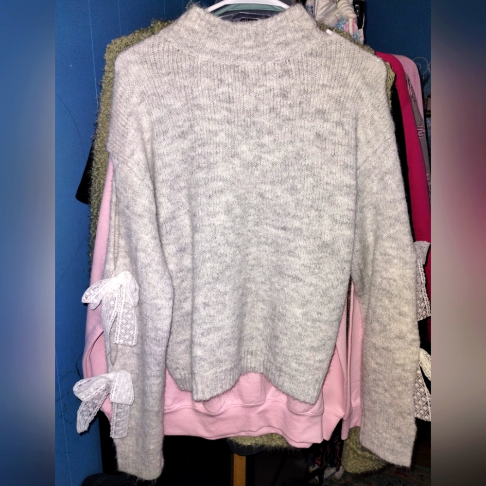 NWOT Lace Bow Reversible Soft Sweater - Picture 4 of 5